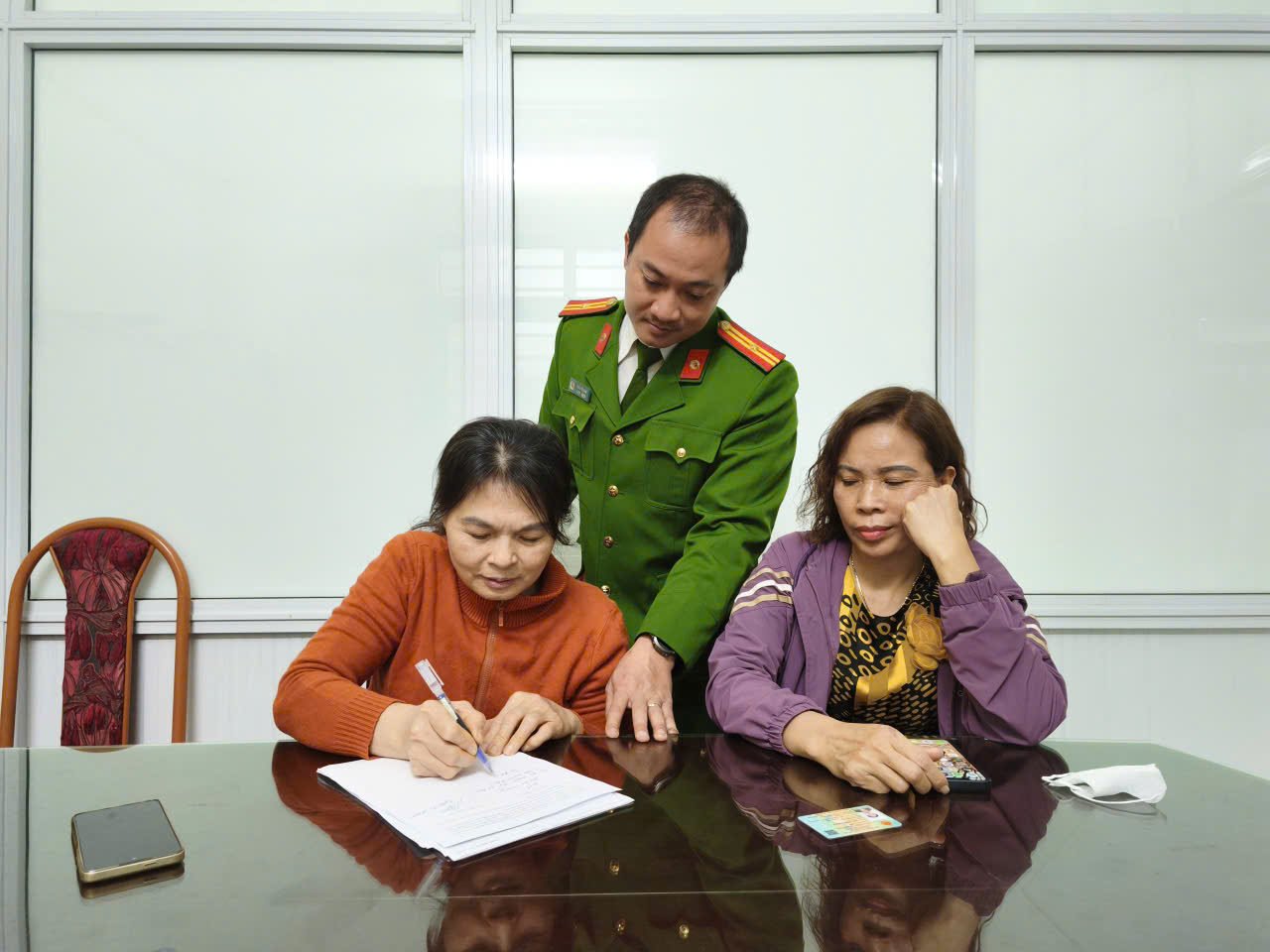 Công an phường Ngô Quyền giúp Nhân dân qua vụ việc chuyển khoản nhầm 20 triệu đồng